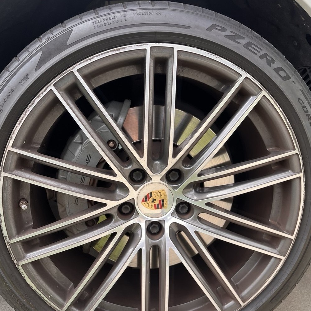 Porsche wheel before repair