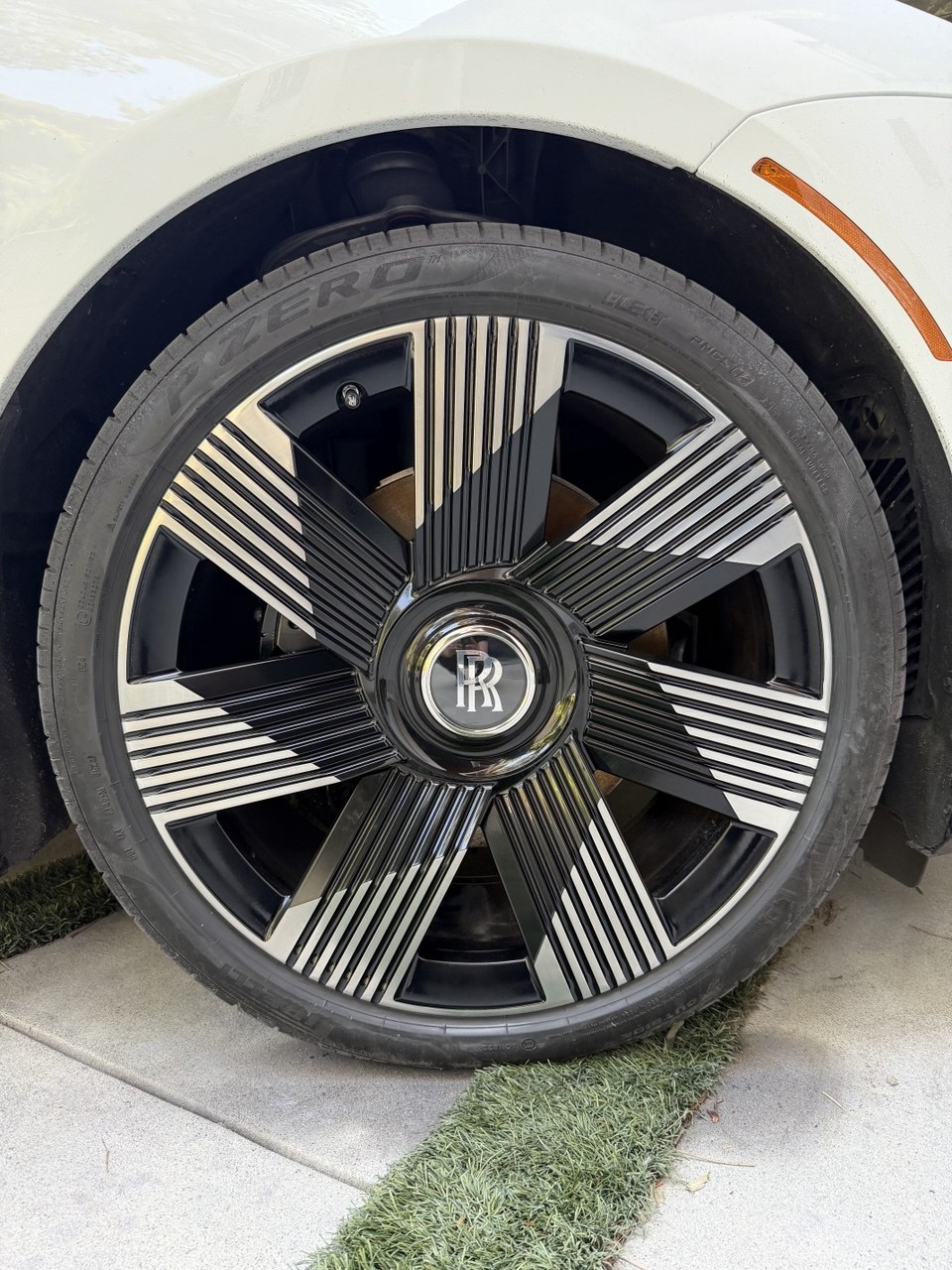Rolls-Royce gloss black wheel