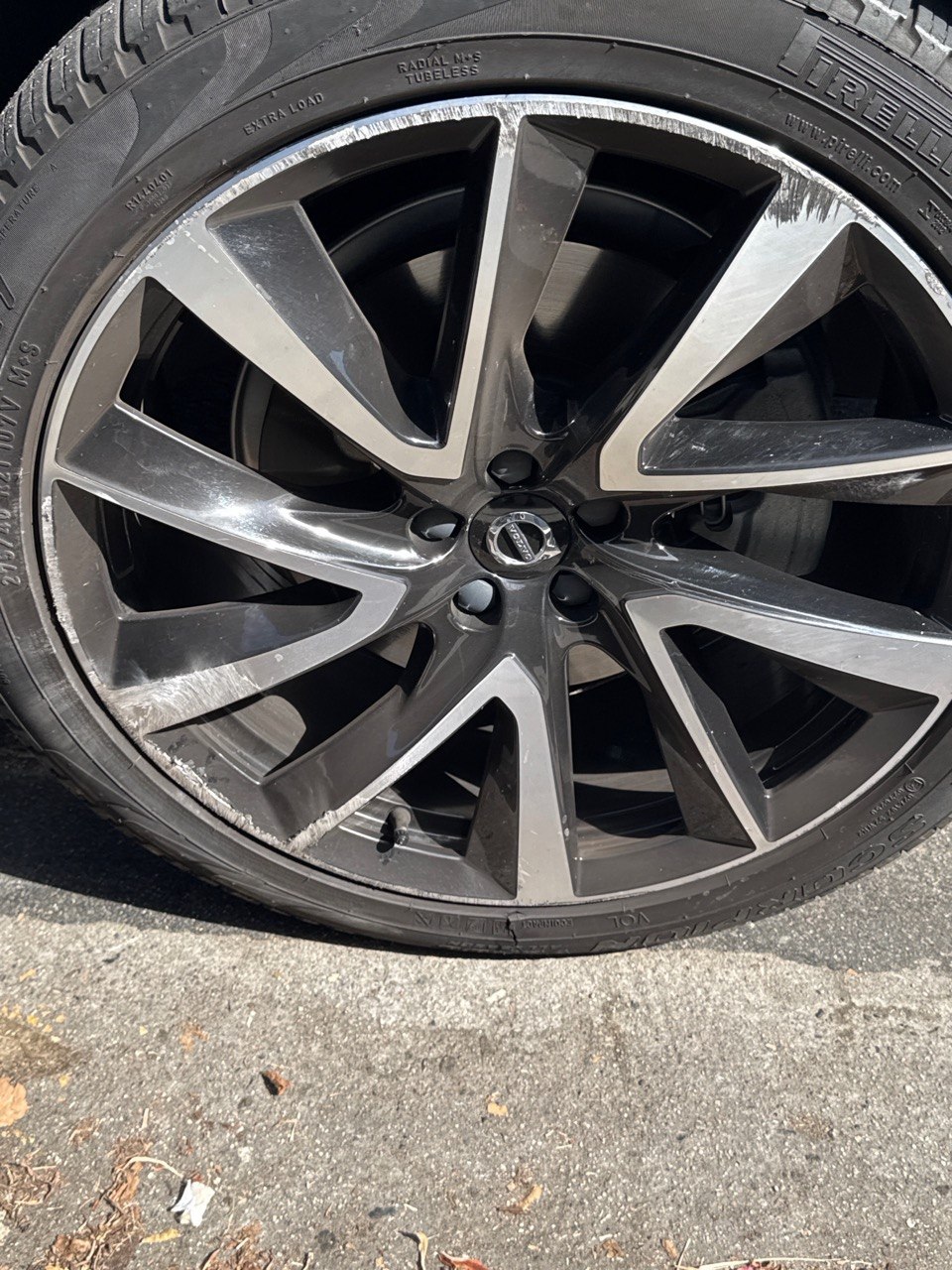 Volvo rim before repair