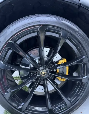 Lamborghini rim before repair