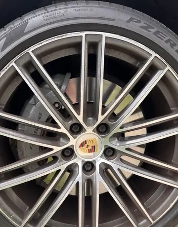 Porsche rim before repair