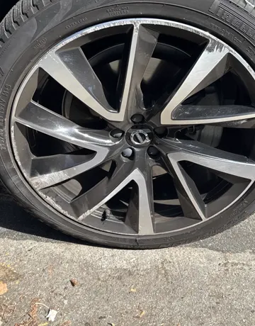 Volvo rim before repair